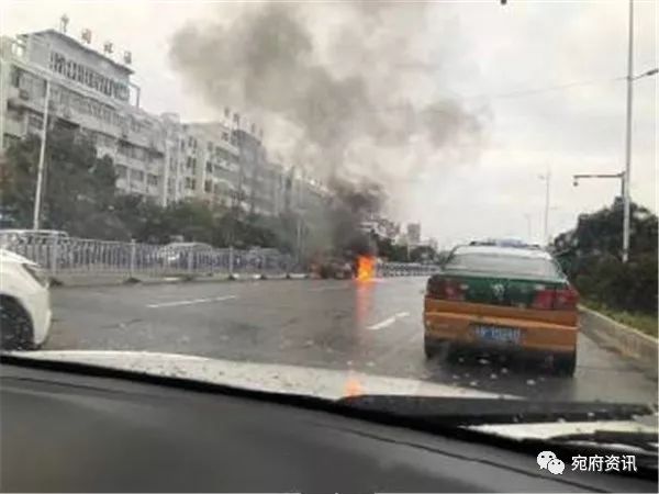 夫妻路遇自燃車輛絲滑配合滅火