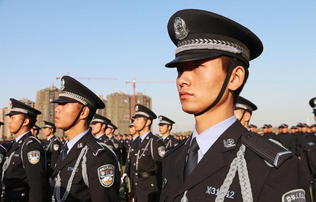 震區(qū)輔警挖到兒女生前衣物跪地痛哭