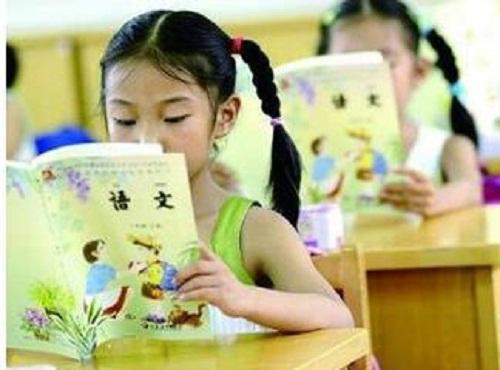 小學生考100分喜極而泣 同學遞紙巾