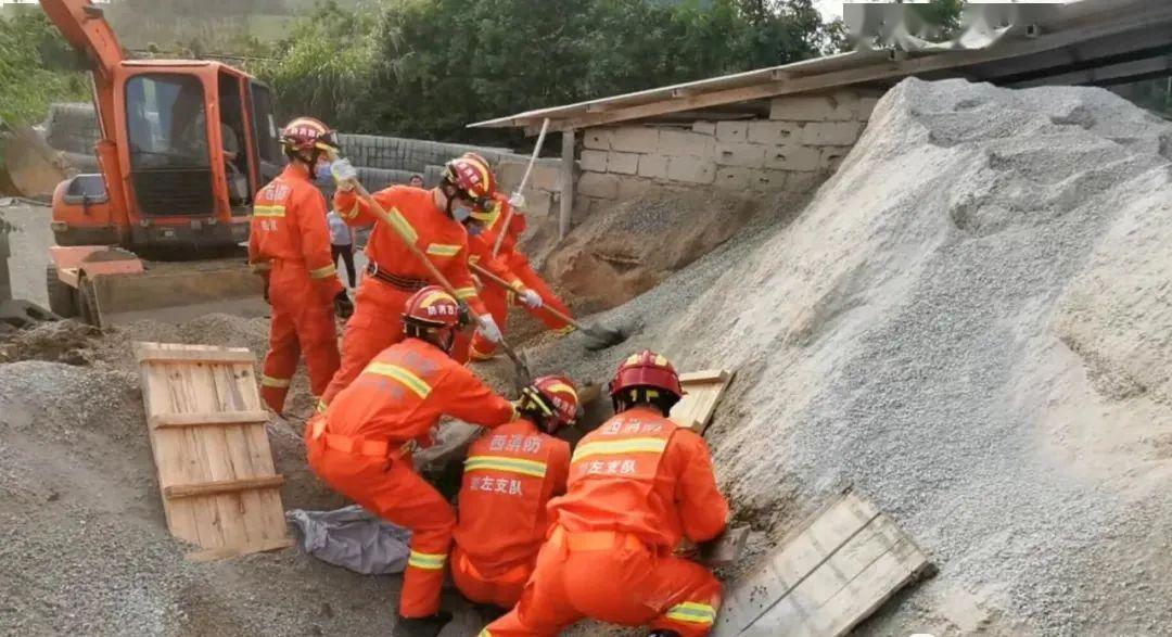 西藏一名地震遭埋壓兒童被救出