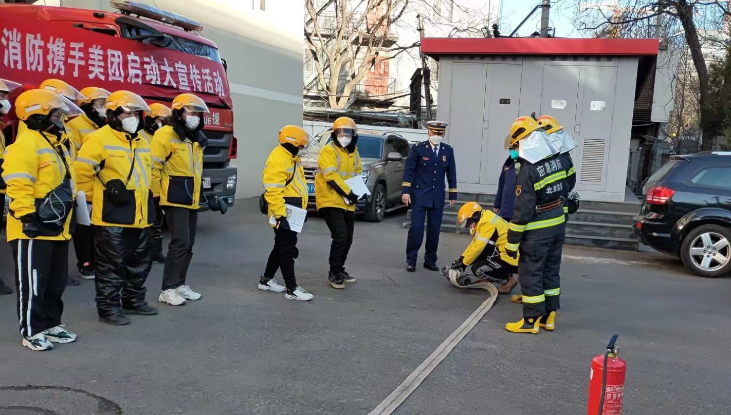 外賣小哥遇店鋪起火持滅火器沖進去