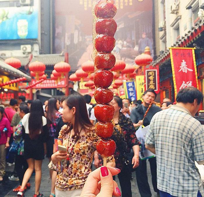 韓國人在山東旅游狂炫冰糖葫蘆