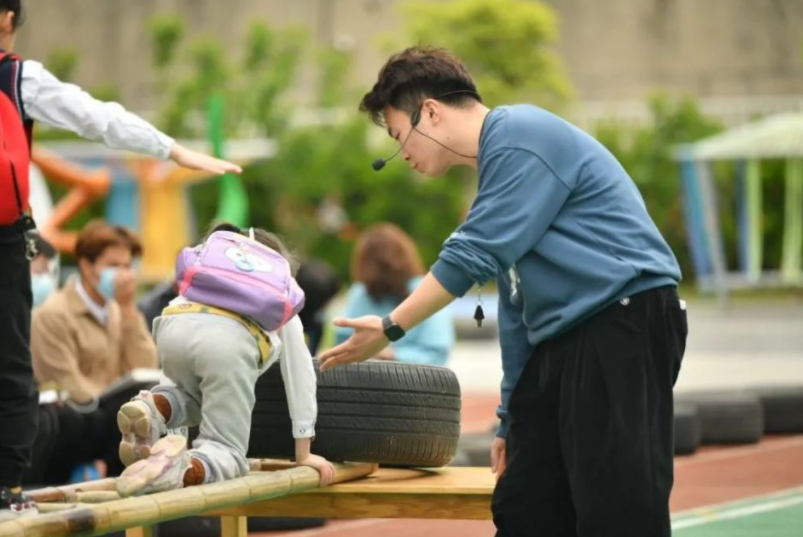 大二男生滑跪送花給老師