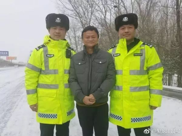 哈爾濱警花執勤與游客合影走紅