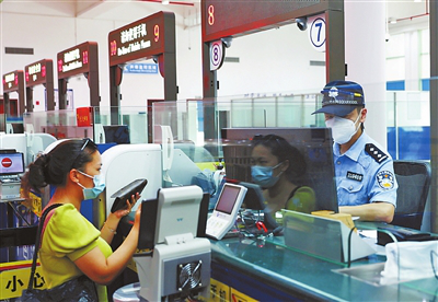 首批一簽多行旅客經橫琴口岸順暢通關