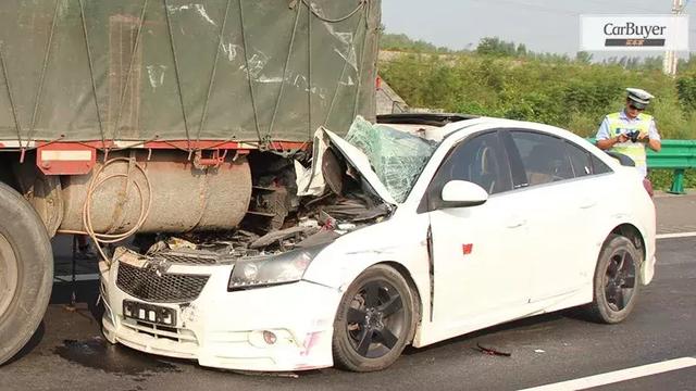 貨車怕追尾前方邁巴赫緊急變道撞車