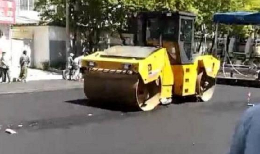 女子過(guò)馬路遭壓路機(jī)輾壓身亡