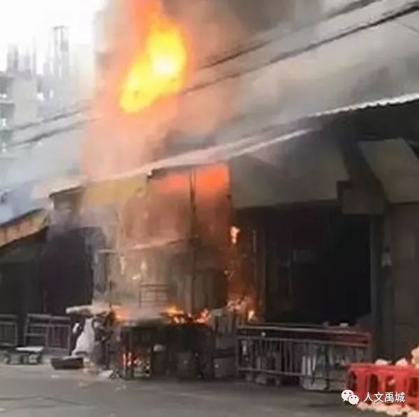 外賣小哥遇店鋪起火持滅火器沖進(jìn)去