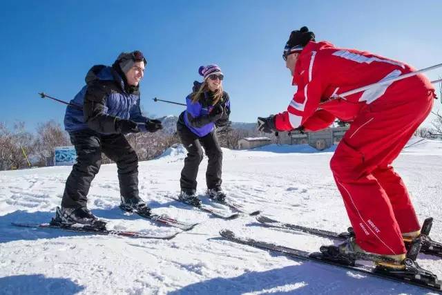 爸爸帶娃滑雪撬主打一個相互信任