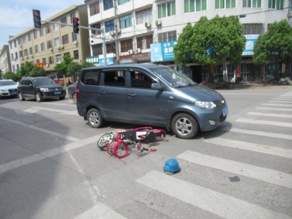 電瓶車被卷入車底眾人抬車救人,實地驗證方案策略_復古款72.75.12