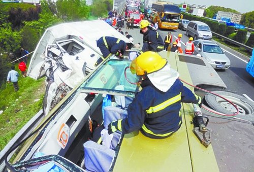 上海一高速大巴撞護(hù)欄致1死2傷,實地調(diào)研解釋定義_套版80.88.57