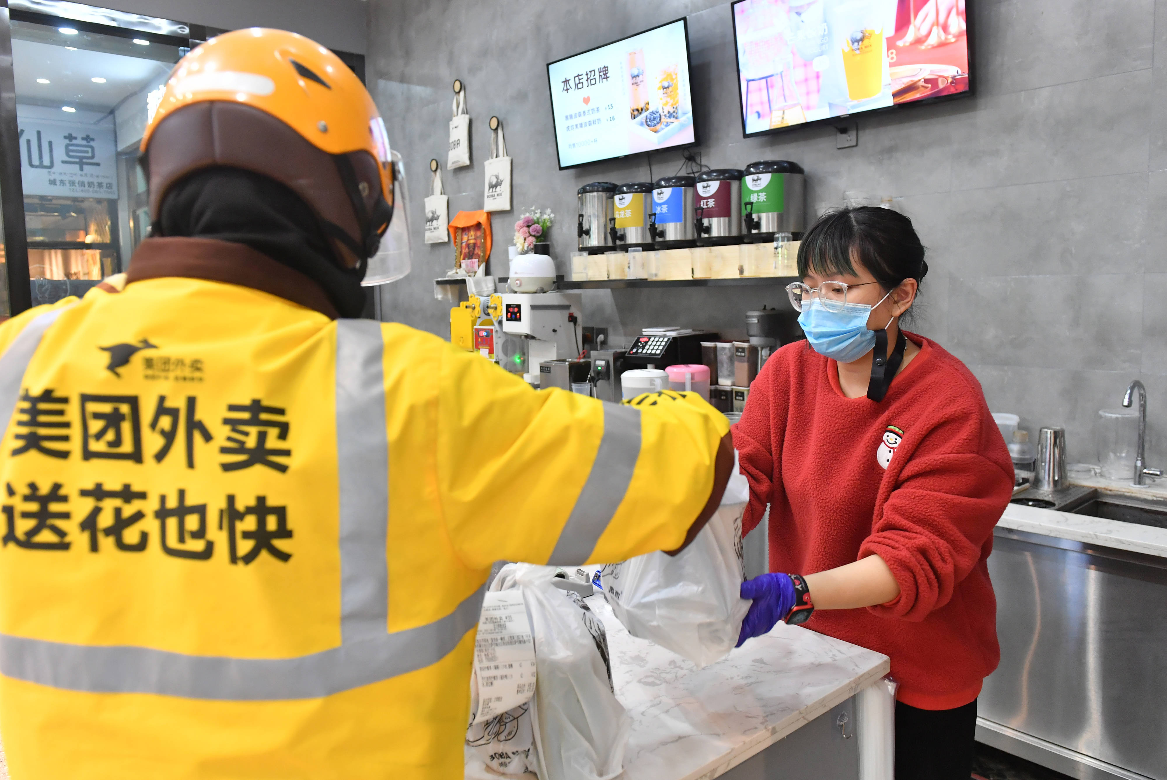 澳門圖庫最新版本下載,外賣員遇團伙盜竊電纜果斷報警獲獎勵