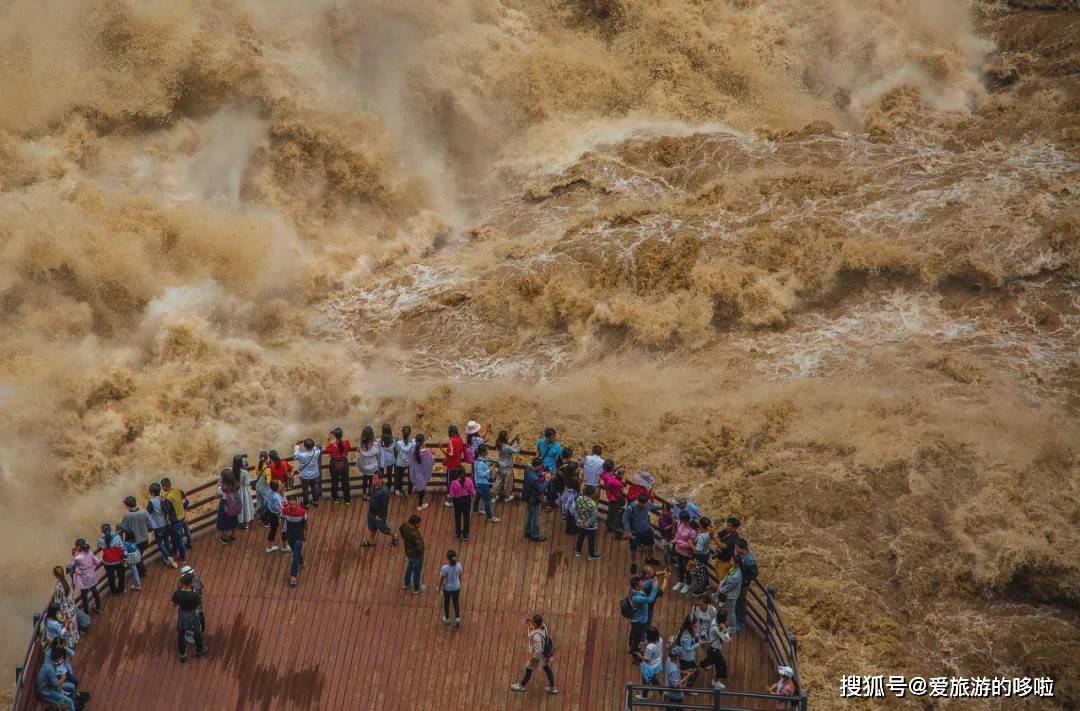 今晚一碼一肖大公開,游客徒步虎跳峽遭遇大風襲擊