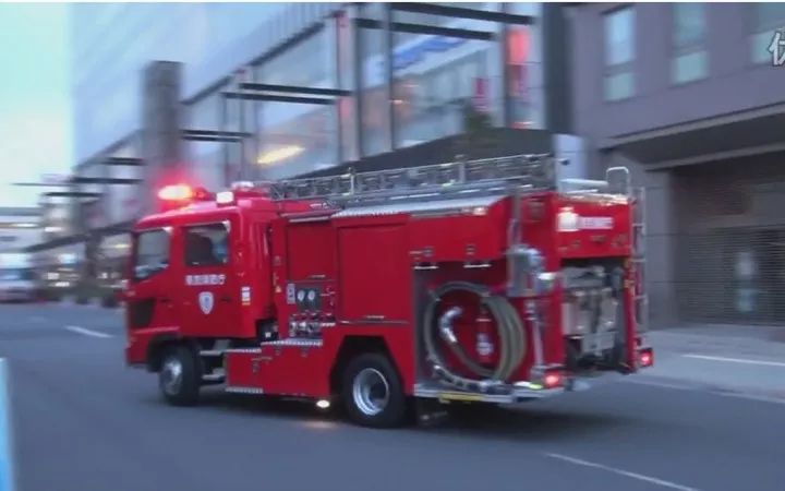 今晚澳門碼146期開什么,消防車出警被堵 居民合力掀翻擋道車