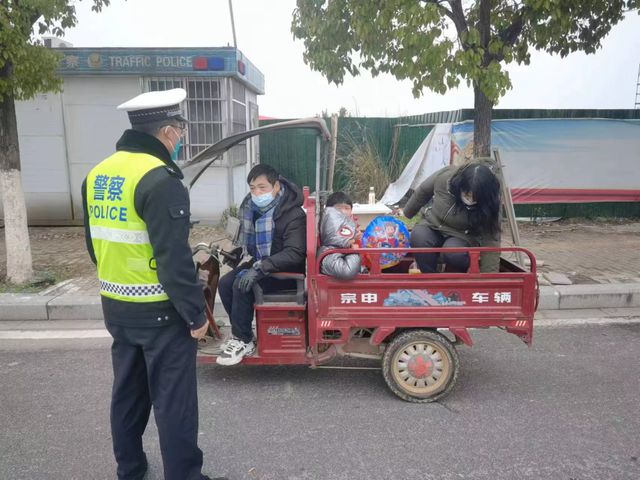 香港最快最準資料網(wǎng),三輪車正常行駛 牛突然將車掀翻